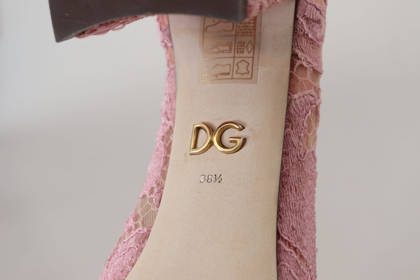 Escarpins Dolce & Gabbana en dentelle rose pastel ornés de cristaux