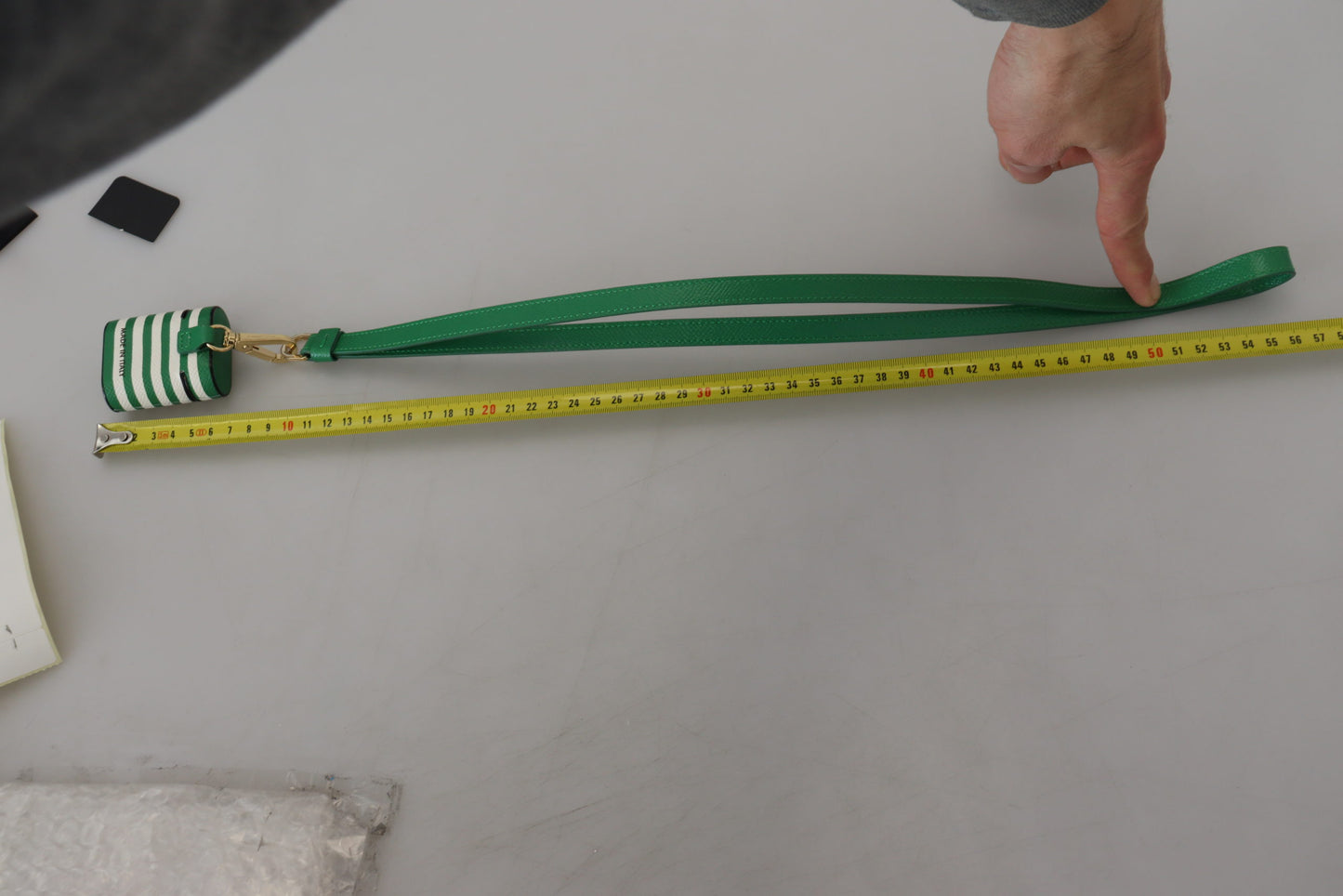 Estuche para Airpods Dolce Gabbana con detalles del logotipo. Dale un toque especial a tu sonido.