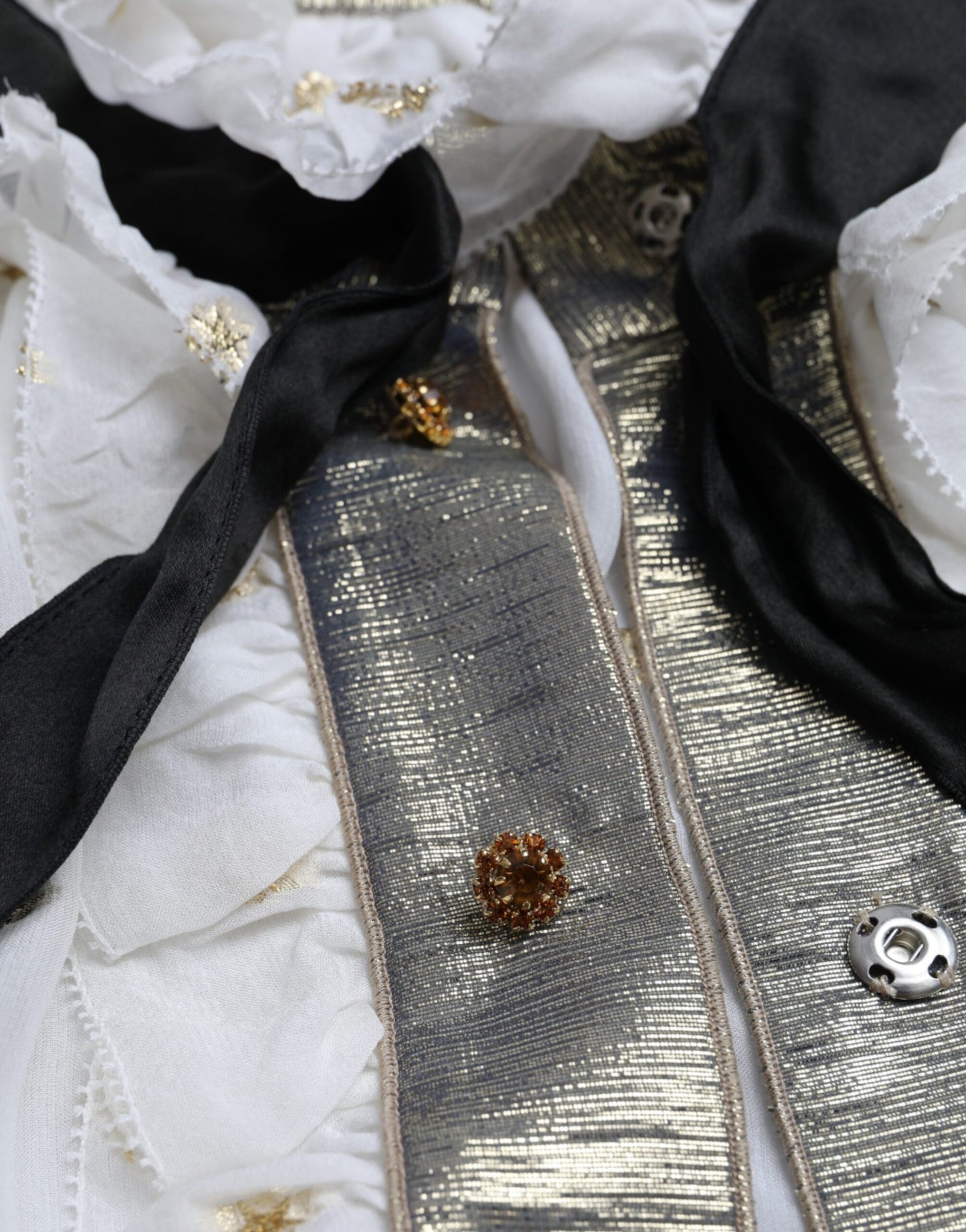 Blusa con cuello Ascot en mezcla de seda color blanco roto de Dolce & Gabbana