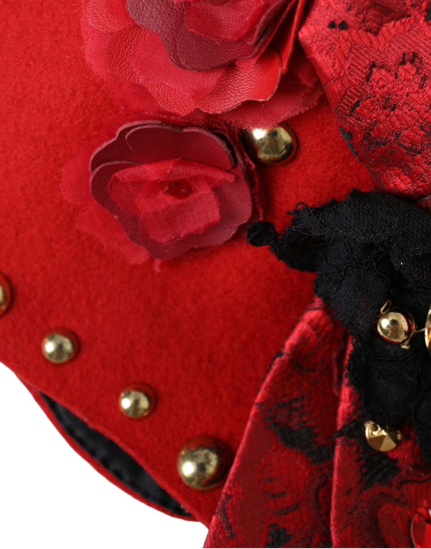 Broche con rosas doradas y cristales rojos de Dolce & Gabbana para sombrero adornado