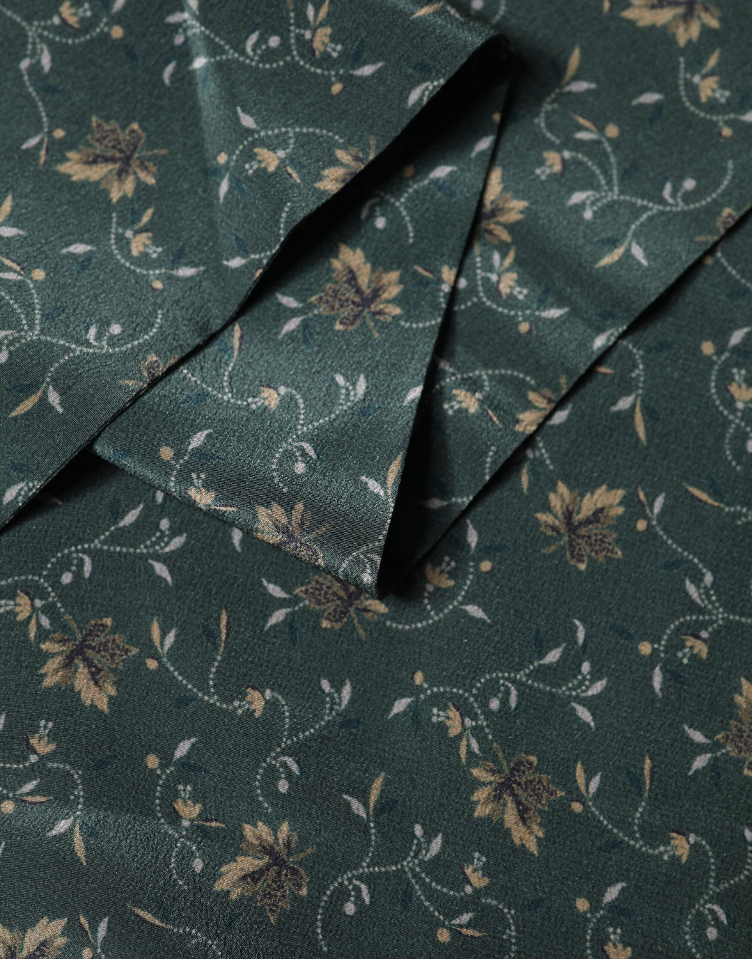 Dolce &amp; Gabbana Green Silk Floral Pattern Fringed 135cm X 16cm  Scarf