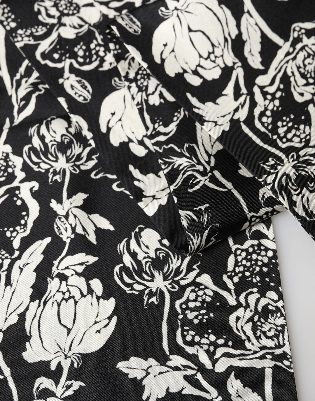 Dolce &amp; Gabbana Black White Silk Floral Print Fringe 136cm X 15.5cm  Scarf