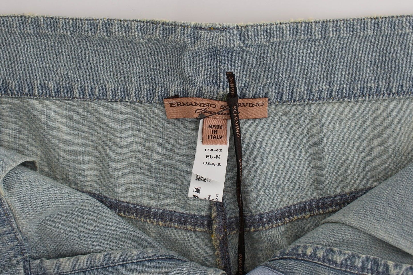 Los shorts vaqueros azules de Ermanno Scervino deslumbran este verano