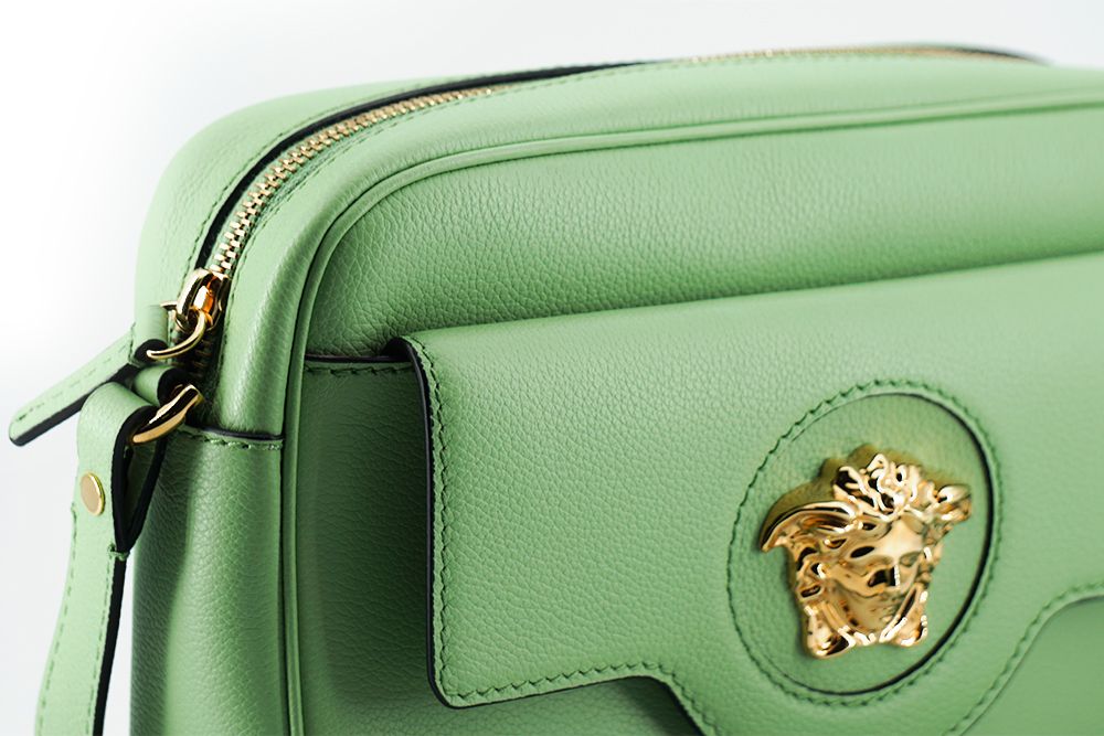 Estuche para cámara Versace en piel de becerro color verde menta Glamour