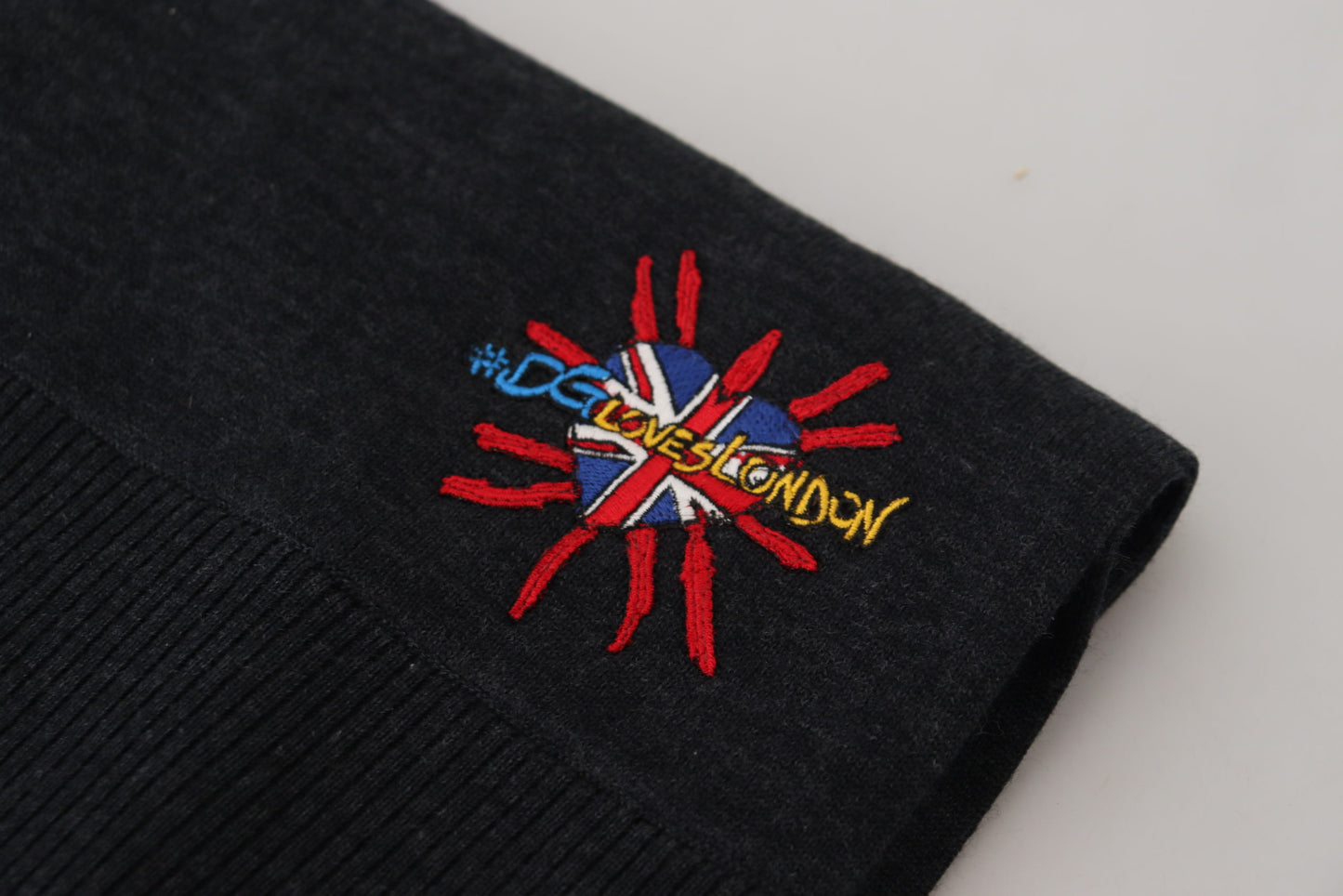 Bufanda de lana negra Dolce Gabbana con elegancia italiana