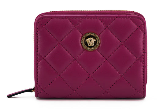 La cartera Versace presenta el lujo del cuero napa acolchado