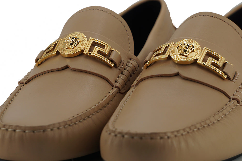Mocasines Versace de piel de becerro beige Viste los sentidos