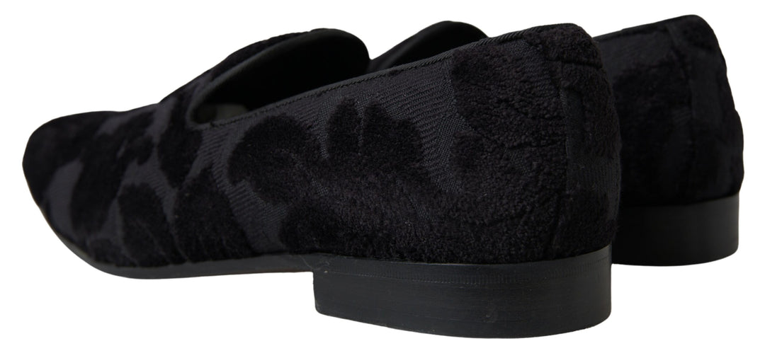 Los mocasines atemporales elevan el estilo de tu perfume.
