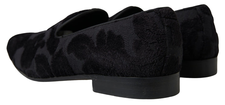 Los mocasines atemporales elevan el estilo de tu perfume.