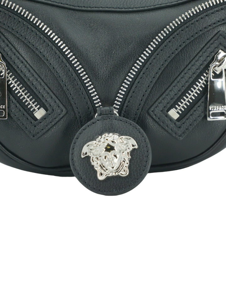 Elegante mini bolso de hombro hobo negro de Versace