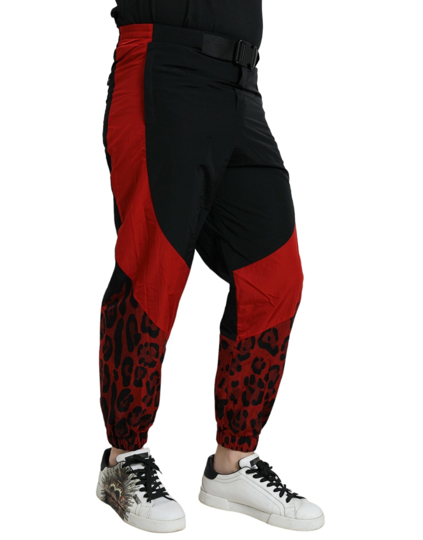 Pantalones deportivos de nailon con estampado de leopardo en negro y rojo de Dolce &amp; Gabbana