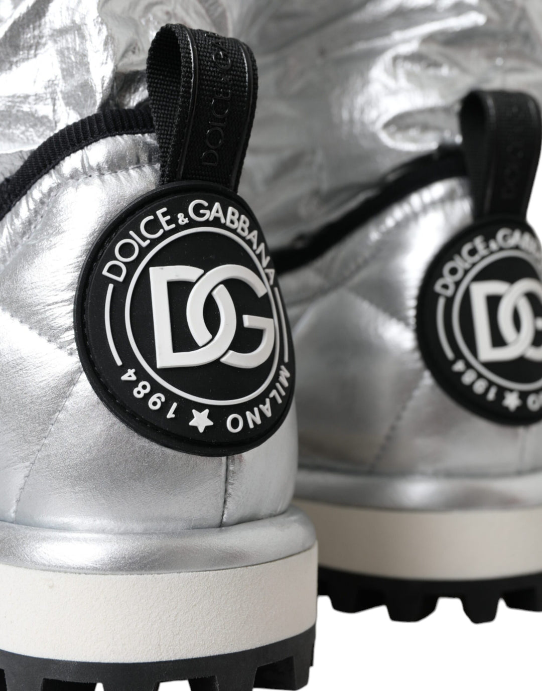 Botas con parche del logotipo acolchado en plata metalizada de Dolce &amp;amp; Gabbana