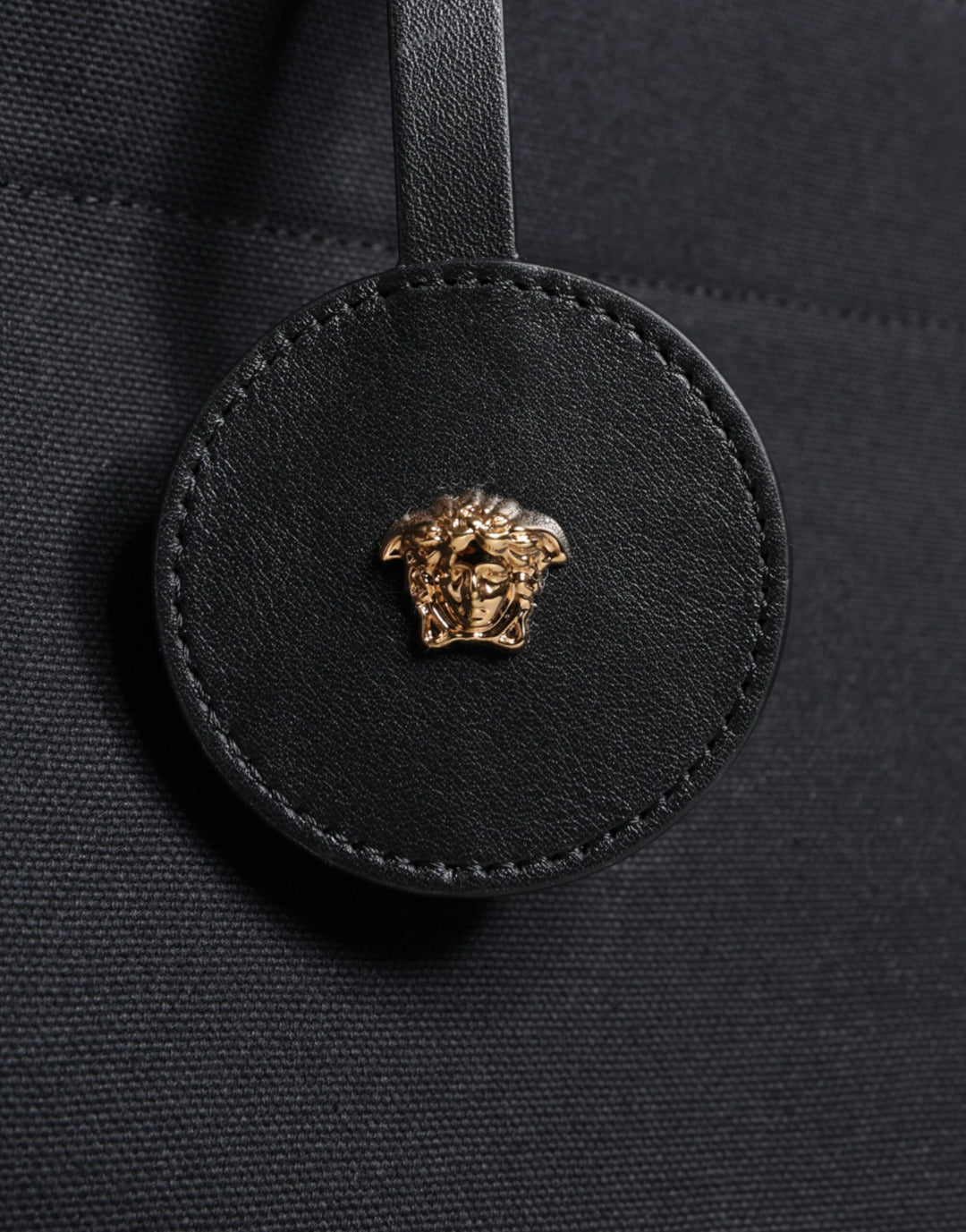 Bolso tote cruzado Versace de lona y cuero con asa superior en color negro y logotipo