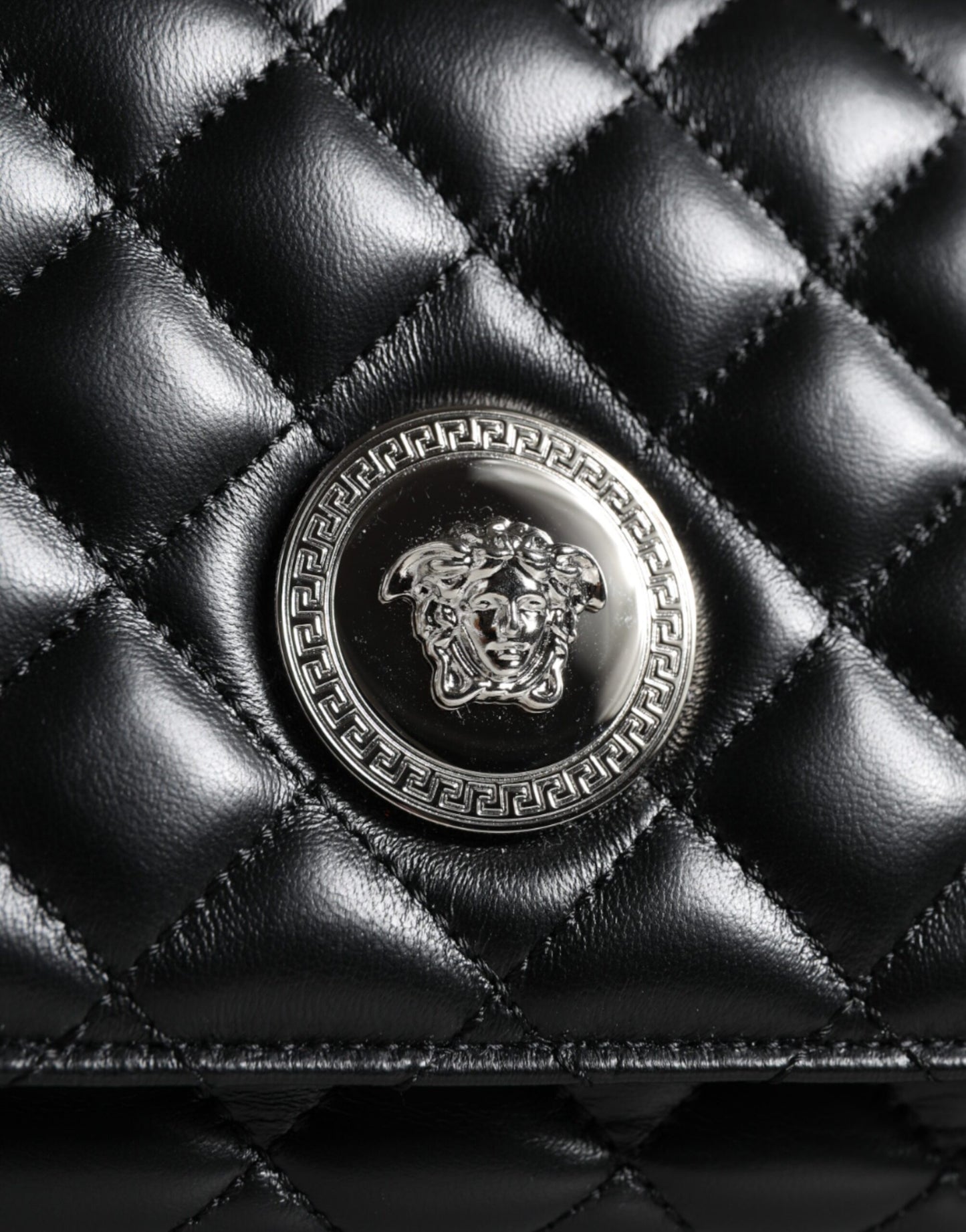 Bolso bandolera Versace de piel de cordero acolchada negra