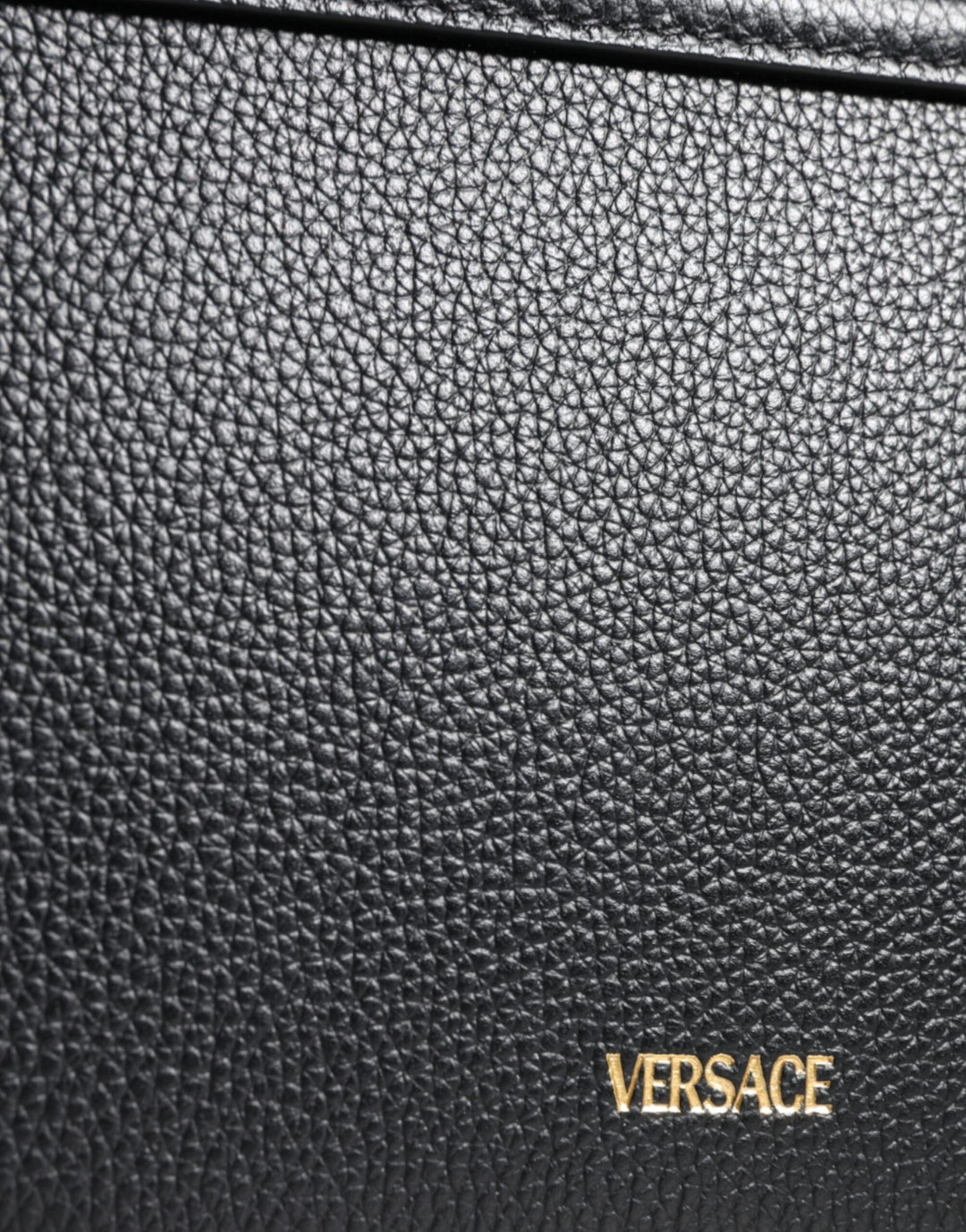 Bolso bandolera Versace de piel de becerro granulada negra con logotipo