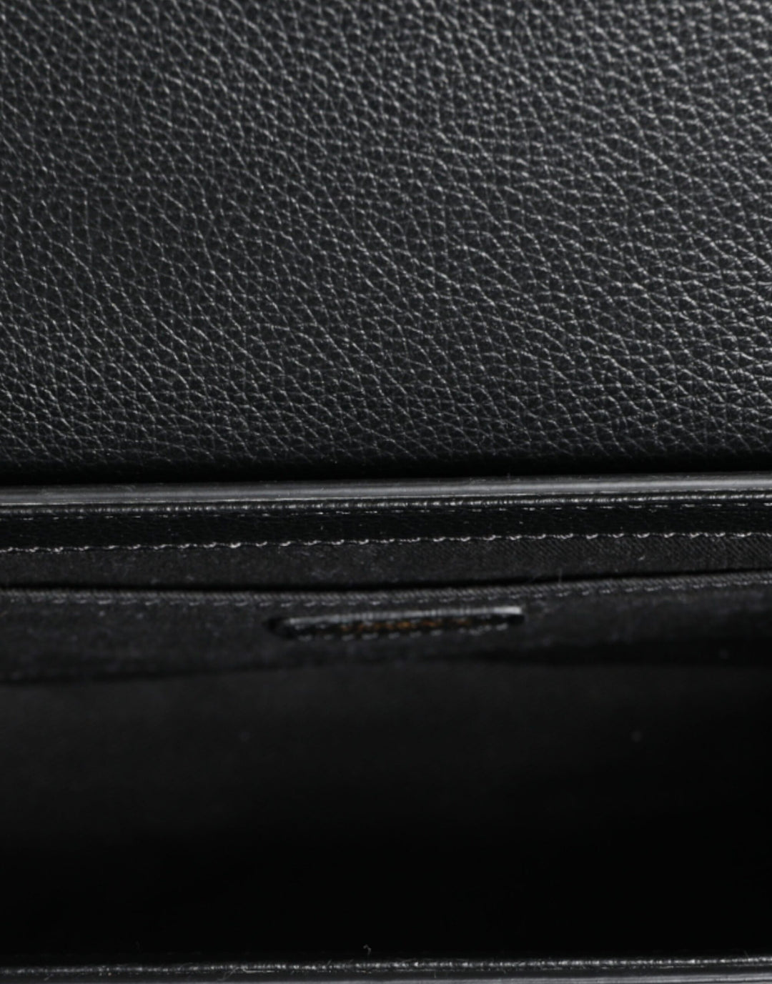 Bolso bandolera Versace de piel de becerro granulada negra con logotipo