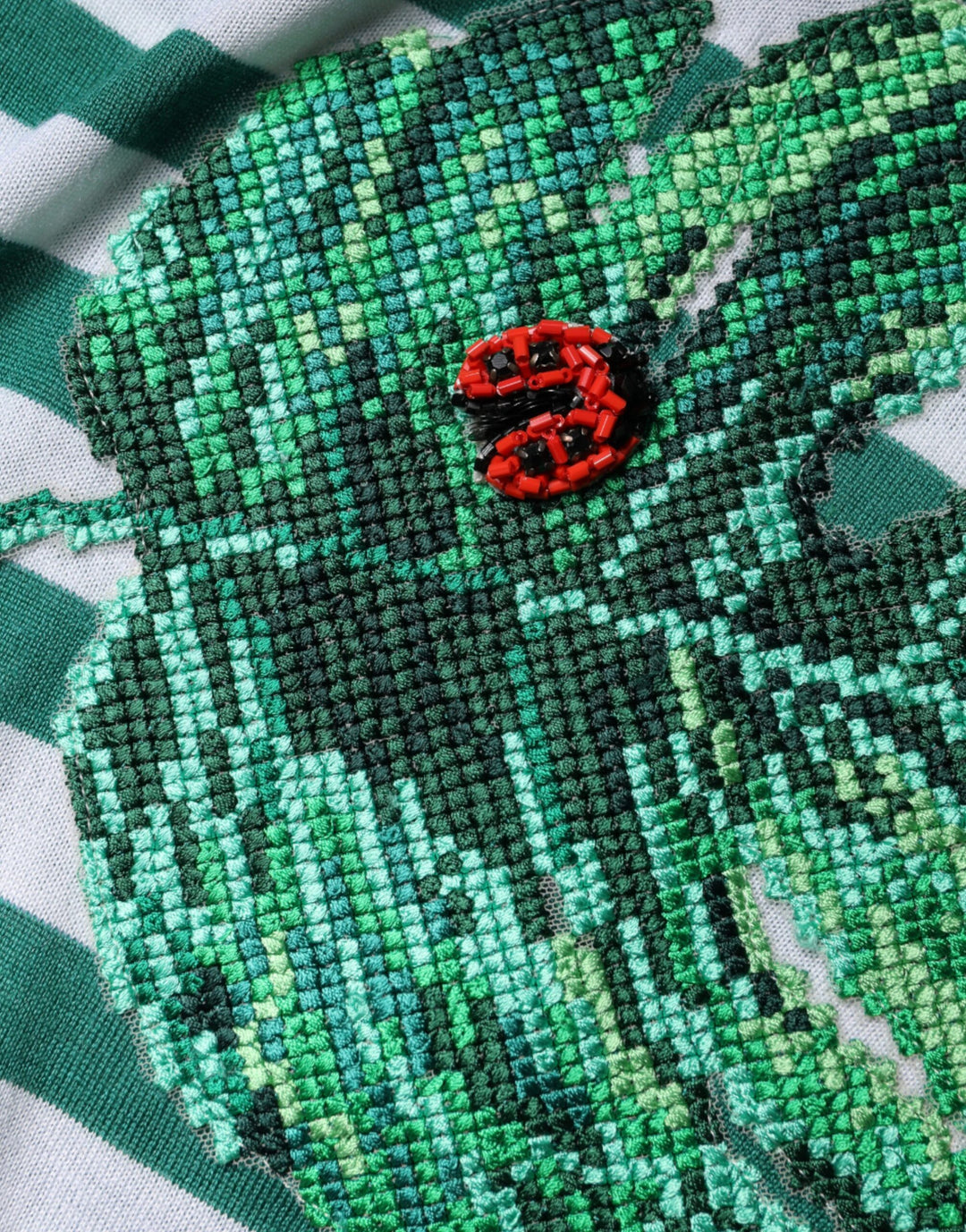 Camiseta de cuello redondo con hojas y rayas verdes y blancas de Dolce &amp; Gabbana