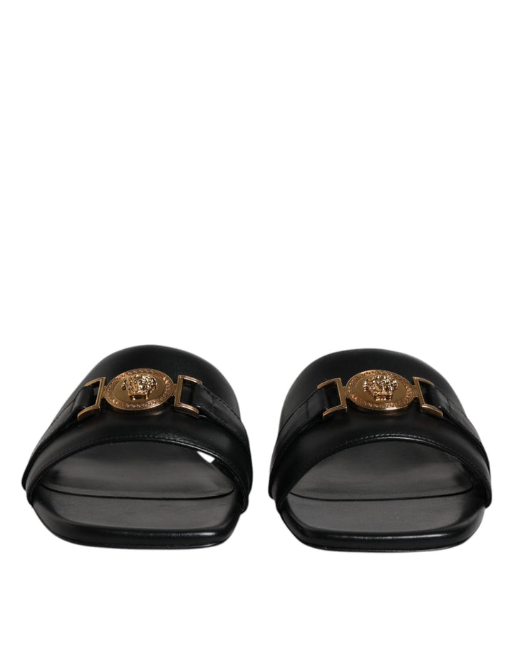 Sandalias planas Versace de cuero negro con placa del logotipo
