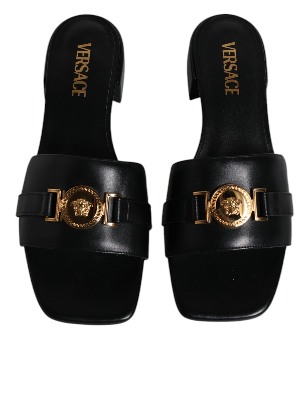 Sandalias planas Versace de cuero negro con placa del logotipo