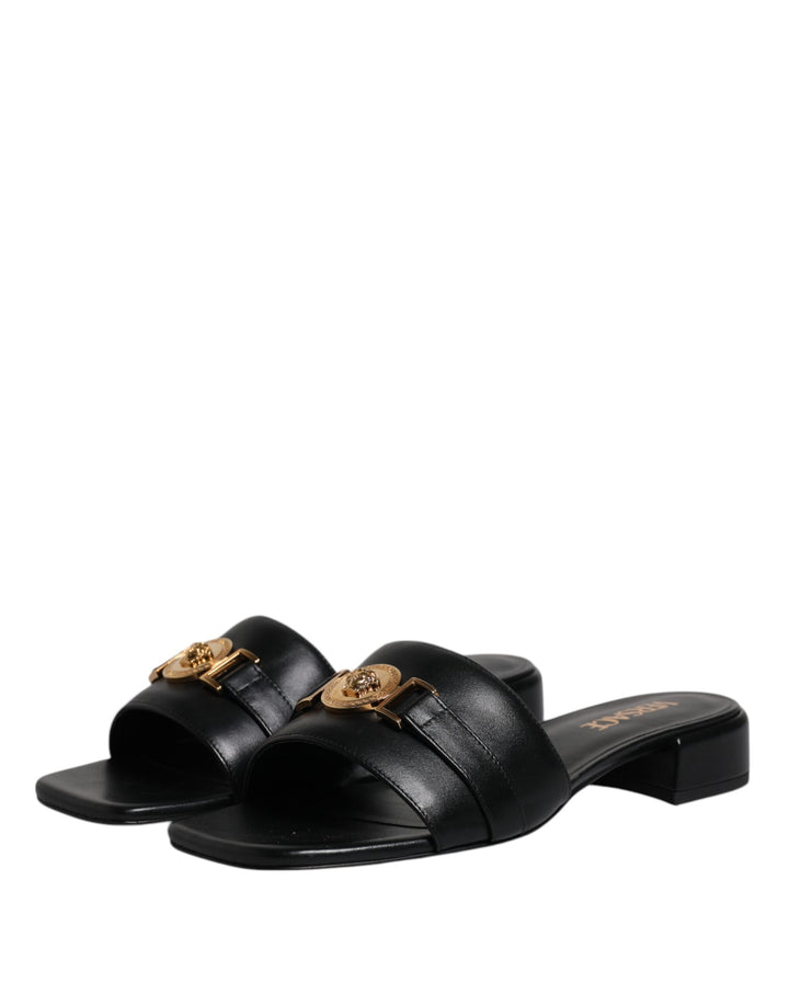 Sandalias planas Versace de cuero negro con placa del logotipo