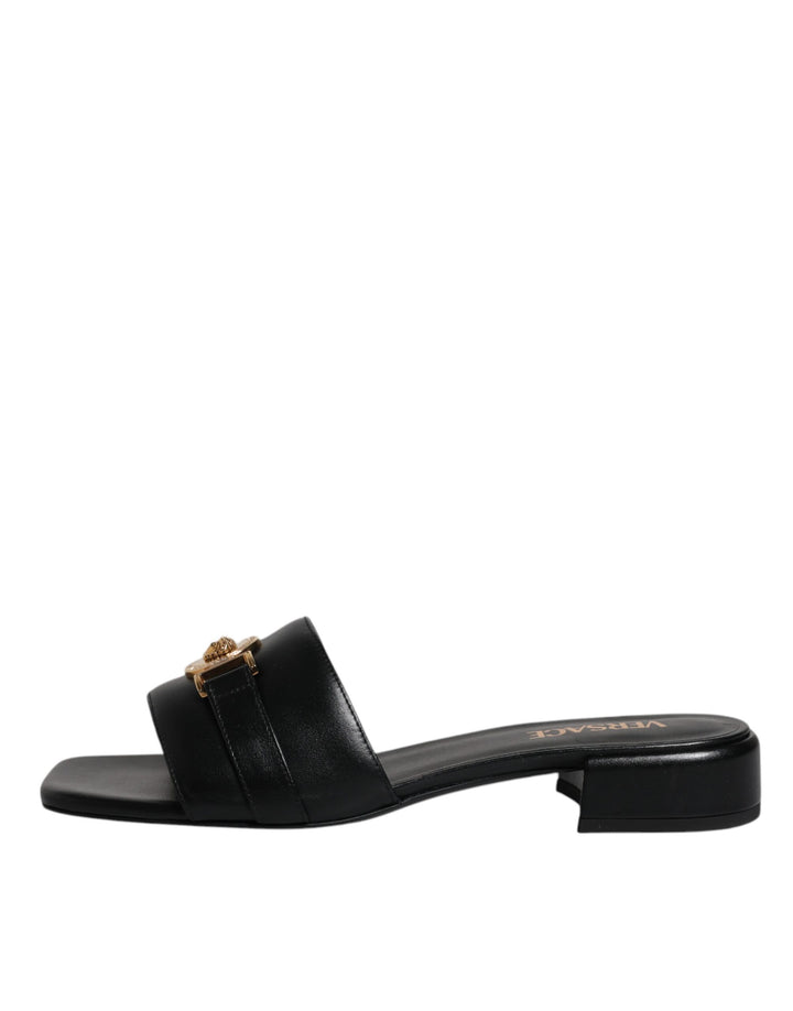 Sandalias planas Versace de cuero negro con placa del logotipo