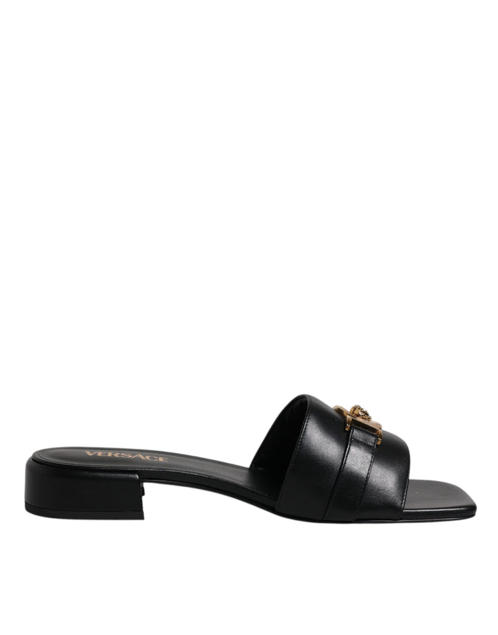 Sandalias planas Versace de cuero negro con placa del logotipo