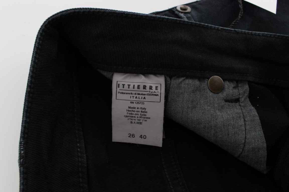 Los jeans azules Cavalli revelan un estilo sin esfuerzo