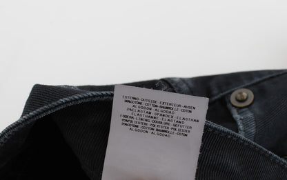 Los jeans azules Cavalli revelan un estilo sin esfuerzo