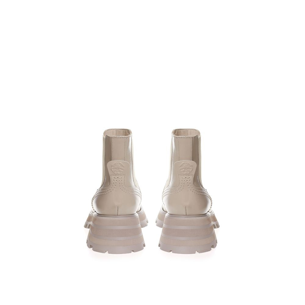 Botas de cuero gris chic de Alexander McQueen para pasos elegantes