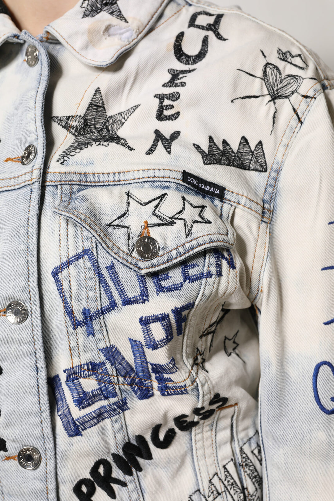 Veste en jean boutonnée bleu clair à motif graffiti Dolce &amp;amp; Gabbana