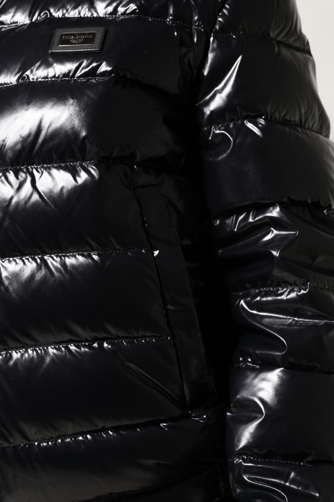Chaqueta acolchada con cremallera completa y placa del logotipo en negro de Dolce &amp;amp; Gabbana