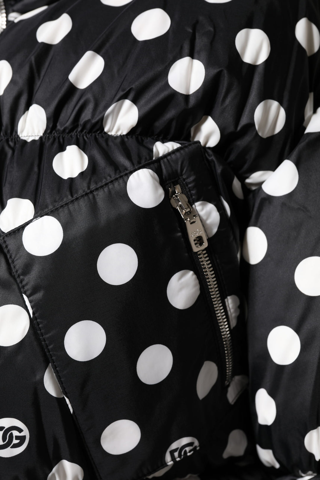 Chaqueta acolchada con cremallera completa y lunares blancos y negros de Dolce &amp;amp; Gabbana
