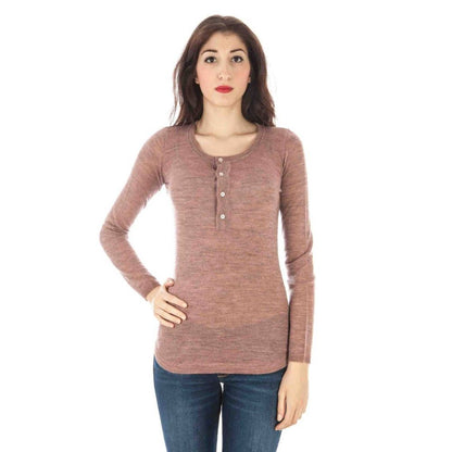 Le pull en laine rose de Fred Perry vole la vedette