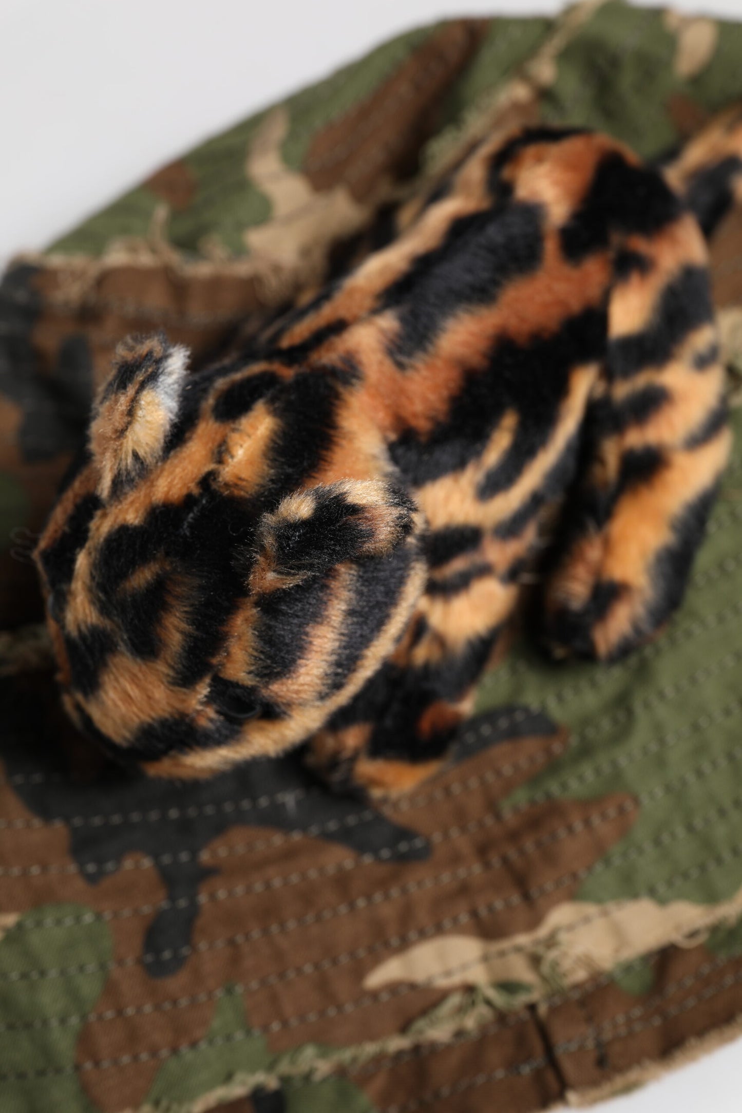 Sombrero de pescador de ala ancha con adornos de leopardo multicolor de Dolce &amp; Gabbana