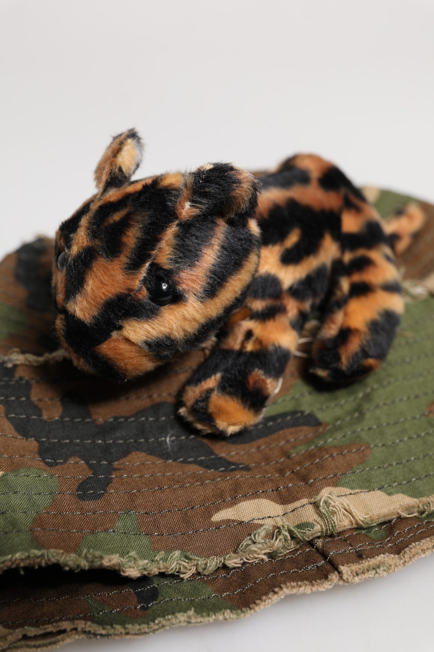 Sombrero de pescador de ala ancha con adornos de leopardo multicolor de Dolce &amp; Gabbana