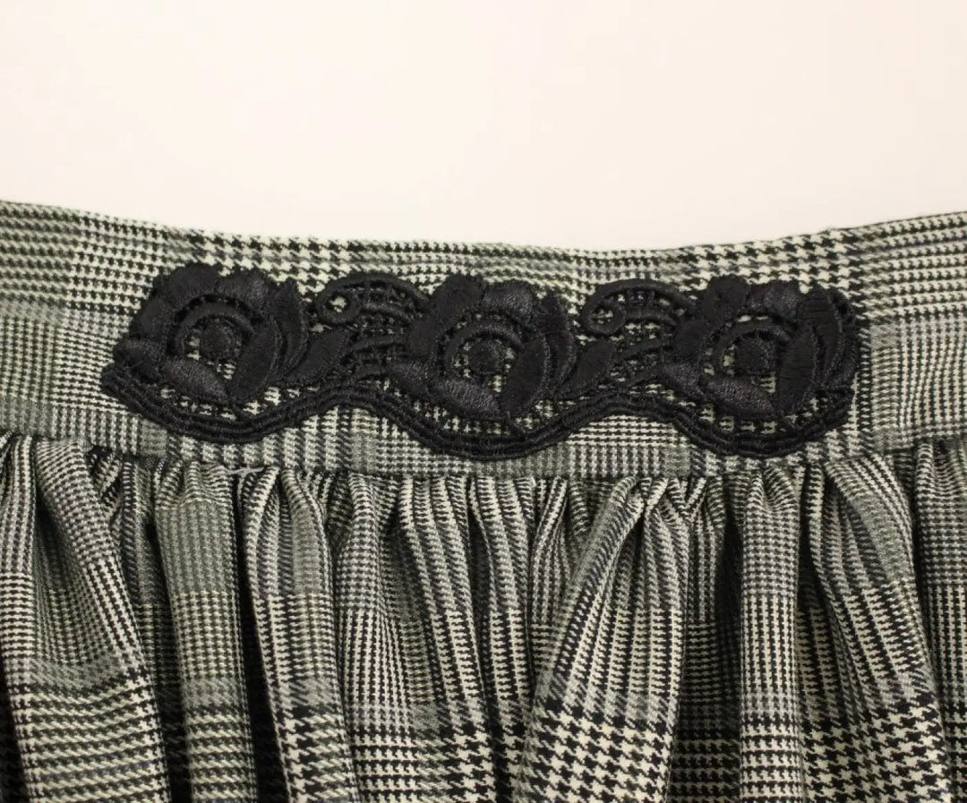 Noemi Alemán Gray Checkered Wool Shorts Skirt