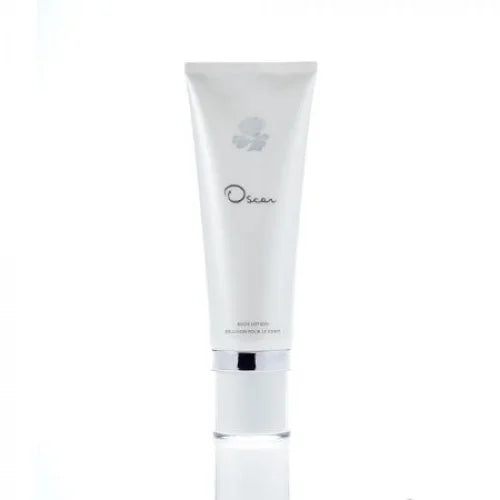 Oscar de la Renta women’s body lotion bottle